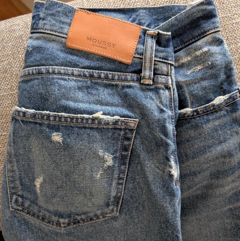 Moussy Vintage       Relaxed Distressed Jeans Size 29